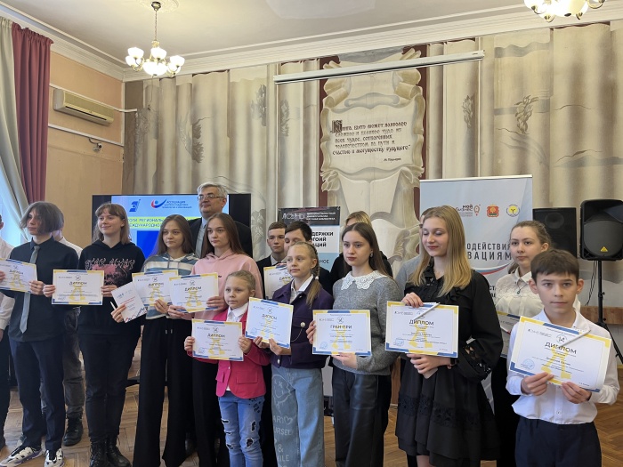 Представитель Фонда содействия инновациям Александр Шацких поздравил победителей регионального этапа конкурса "Школьный патент - шаг в будущее!"