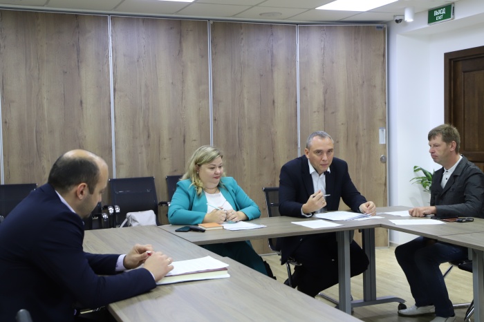 В центре "Мой бизнес" за круглым столом обсудили вопросы доступной среды для маломобильных граждан