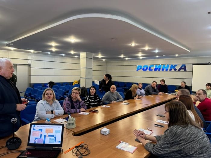 Анатолий Гольцов проинформировал коллективы предприятий «Липецкцемент» и «Росинка» о порядке проведения выборов Президента РФ в 2024 году