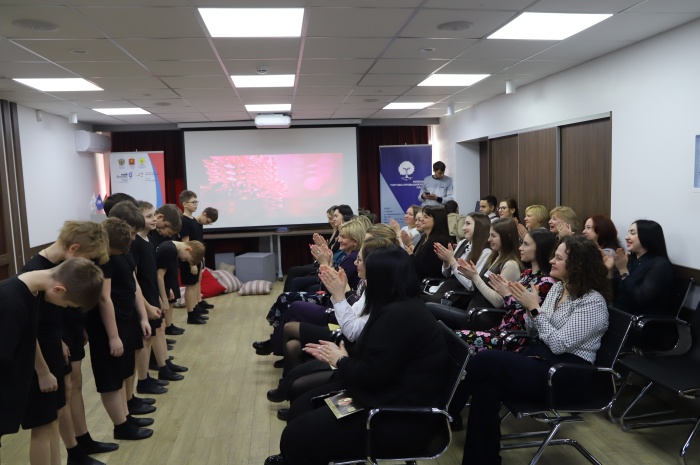 Обаятельные «Алешки» из театральной студии ТЭМ поздравили женскую половину коллектива центра "Мой бизнес" с 8 марта