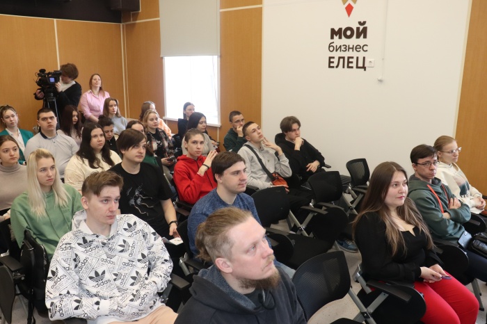 В центре «Мой бизнес» Ельца студентам рассказали, как начать свое дело с помощью соцконтракта 
