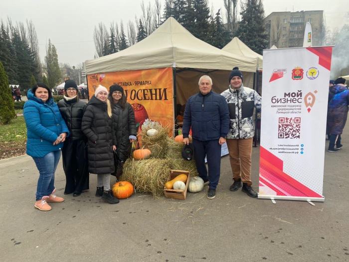 Заместитель губернатора Липецкой области Сергей Курбатов оценил выставочные стенды самозанятых на ярмарке «Дары осени»